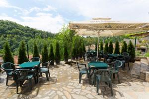 大特尔诺沃特拉兹尼酒店的一个带桌椅和遮阳伞的庭院