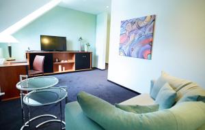 KirkelRessmann`s Residence的带沙发、桌子和电视的客厅