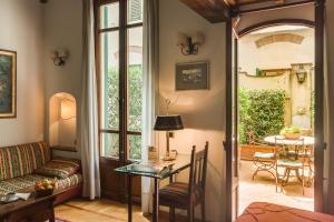 佛罗伦萨Guest House Morandi的客厅配有沙发和桌子