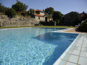Casarellos卡萨瑞洛斯酒店的一座房子前面的蓝色海水游泳池