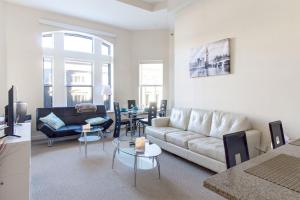 华盛顿华盛顿天堂设施齐全公寓的客厅配有沙发和桌子