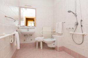 滕诺Hotel Antica Croce - Gardaslowemotion的白色的浴室设有水槽和卫生间。