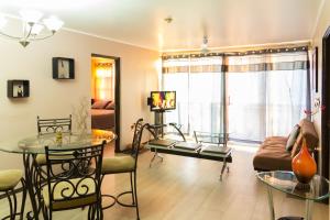 金斯敦Cozy Accommodations - Dorchester City Line的客厅配有桌子和沙发