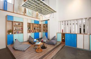 芭东海滩卢巴普吉岛芭东旅舍的一间配备有沙发、桌子和蓝色橱柜的客房
