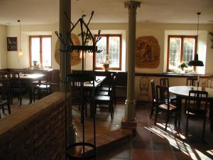 希格斯多夫阿尔特帕斯特酒店的一间在房间内配有桌椅的餐厅