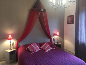 Schwenheim乐卡琳迪萨韦斯住宿加早餐酒店的一间卧室配有一张带两个枕头的紫色床