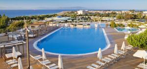 科斯镇齐普利提斯全景套房酒店 的一个带椅子和遮阳伞的大型游泳池