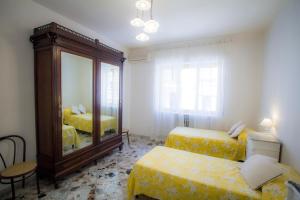 巴里Bari Grand Central Apartment的一间卧室配有两张床和镜子