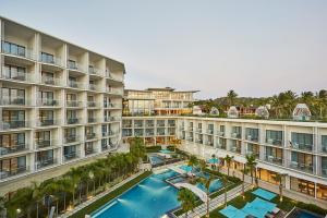 长滩岛林德长滩岛酒店的享有公寓大楼空中美景,设有游泳池