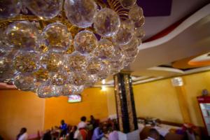 IsioloGrande Hotel的装满人的房间里一个大吊灯