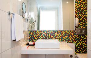 锡德Ramada Resort Side的一间带水槽和镜子的浴室