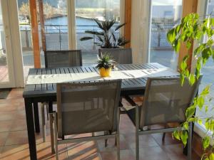 埃尔察赫Sonnenterrasse的带阳台的餐桌和椅子