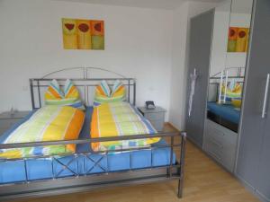 埃尔察赫Sonnenterrasse的一间卧室配有两张双层床和色彩缤纷的枕头