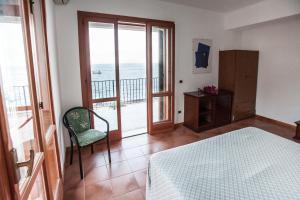 坎内托厄欧卡兰德拉度假屋公寓的一间卧室设有一张床和一个海景阳台