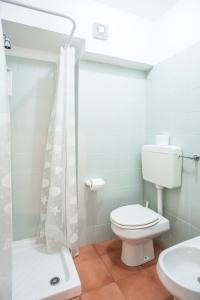 坎内托厄欧卡兰德拉度假屋公寓的浴室配有卫生间、盥洗盆和淋浴。