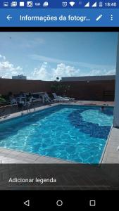 马塞约Estúdio Ibiza II的一张蓝色游泳池的照片