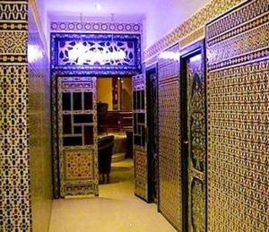 非斯莫尼亚酒店的浴室设有门廊和瓷砖墙