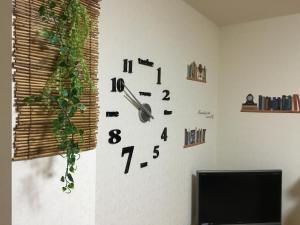 下吕市格罗保尔旅馆的客厅墙上的时钟