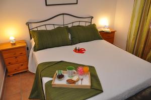 法马拉Acogedor apartamento en la playa的一间卧室配有一张床,上面放着一个食物托盘