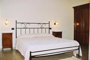 阿尔布斯Agriturismo SaTanca的一间卧室配有一张带白色床罩的床