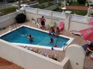 基督教堂市Villa Riana Barbados的一群人在游泳池玩耍