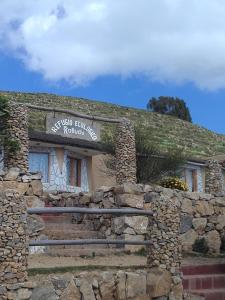 Comunidad YumaniRefugio Ecologico Kalluchi的石头建筑,上面有标志