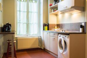 第戎Appartement Le Buffon的厨房配有洗衣机和窗户。