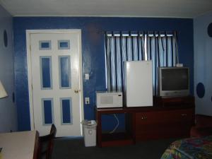 亚基马巴厘海汽车旅馆的客房设有带电视和门的卧室。