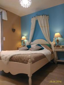 布莱乐斯卡拉别墅的一间卧室配有一张带蓝色墙壁的大床