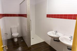 穆希亚Muxia Mare的白色的浴室设有卫生间和水槽。