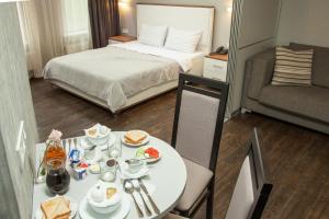 敖德萨Apart Hotel Kvartira 1的一间房间,配有一张床和一张桌子,上面有食物