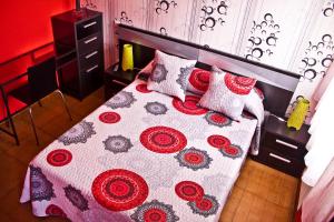 圣地亚哥－德孔波斯特拉PR加利西亚广场酒店的一间卧室配有一张带被子和枕头的床