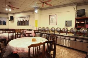 仁爱乡正扬温泉渡假饭店 的一间在房间内配有桌椅的餐厅