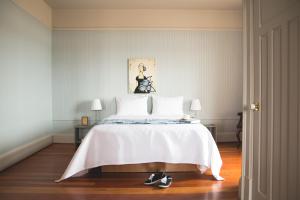 马塔讷奥伯格申纽丽酒店的一间卧室配有一张带白色床罩的床