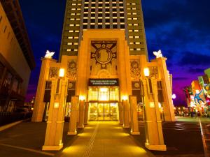 大阪日本环球影城园前酒店的一座大建筑,晚上有钟