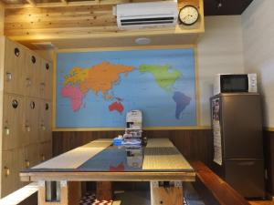 小松市三日市宾馆的墙上一张桌子,上面有世界地图