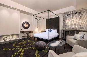 首尔空达设计师酒店的一间卧室设有一张床和一间客厅。