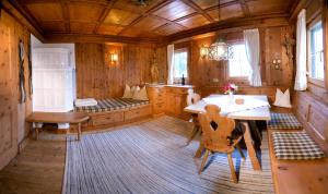 菲根贝格Alpen-Chalet-Pankraz的小屋内带桌椅的用餐室