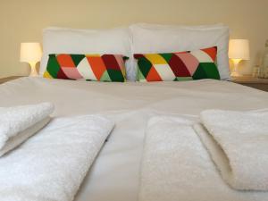 伯明翰Vicarage Lodge Birmingham的白色的床、白色毯子和枕头