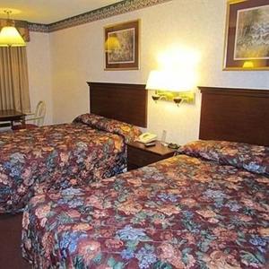 萨姆特萨姆特老鹰汽车旅馆的酒店客房带两张床和电话