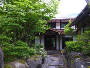 高山木下住宿加早餐旅馆的建筑前有石头道的房子