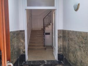 圣塞瓦斯蒂安伊索酒店的房屋内带楼梯的走廊