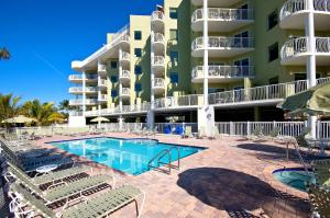圣徒皮特海滩Crystal Palms Beach Resort的酒店前的游泳池