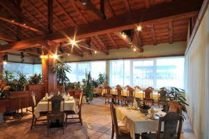 卡尔洛瓦茨科德巴基雅汽车旅馆的餐厅设有桌椅和大窗户。