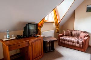 基辅科里巴别墅酒店的一间带电视和沙发的客厅