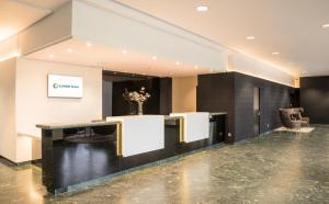 马德里伊鲁尼皮奥12号酒店的大堂设有前台和桌子