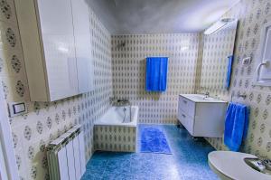 CastelserásCasa Rural El Solanar的浴室配有盥洗盆、卫生间和浴缸。