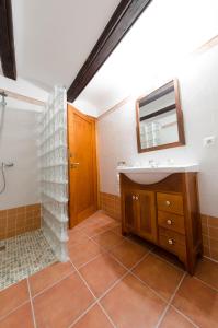 CastelserásCasa Rural El Solanar的一间带水槽和镜子的浴室