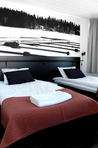 拉赫Forenom Aparthotel Raahe的地面雪间内的两张床