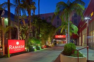 洛杉矶西好莱坞华美达酒店的一条棕榈树和建筑的空街